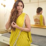 Sargun Mehta Instagram - Nigah marda ayi ve mera _ _ _ _ gawacha❤️ Fill karo zara toh blanks 👻 #17thmarch In THEATRES NEAR YOU Wearing - @anushkaabajaj Earrings - @balkishanjewellers Styled by - @d_devraj Photo - @daasmediaworks