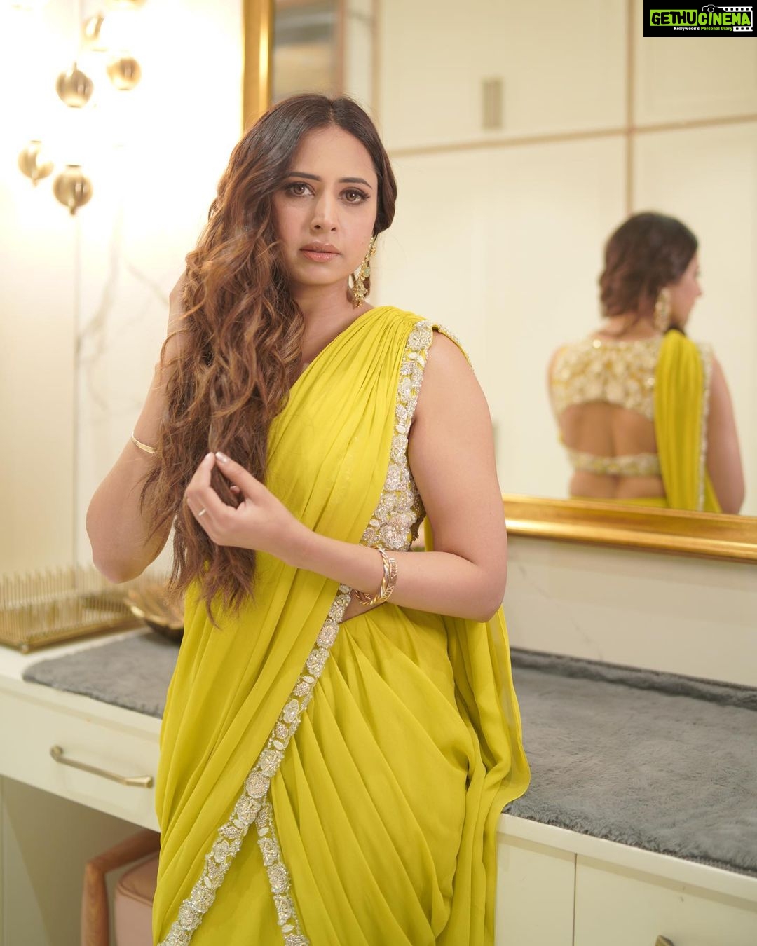 Sargun Mehta Instagram - Nigah marda ayi ve mera _ _ _ _ gawacha❤️ Fill karo zara toh blanks 👻 #17thmarch In THEATRES NEAR YOU Wearing - @anushkaabajaj Earrings - @balkishanjewellers Styled by - @d_devraj Photo - @daasmediaworks