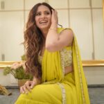 Sargun Mehta Instagram - Nigah marda ayi ve mera _ _ _ _ gawacha❤️ Fill karo zara toh blanks 👻 #17thmarch In THEATRES NEAR YOU Wearing - @anushkaabajaj Earrings - @balkishanjewellers Styled by - @d_devraj Photo - @daasmediaworks