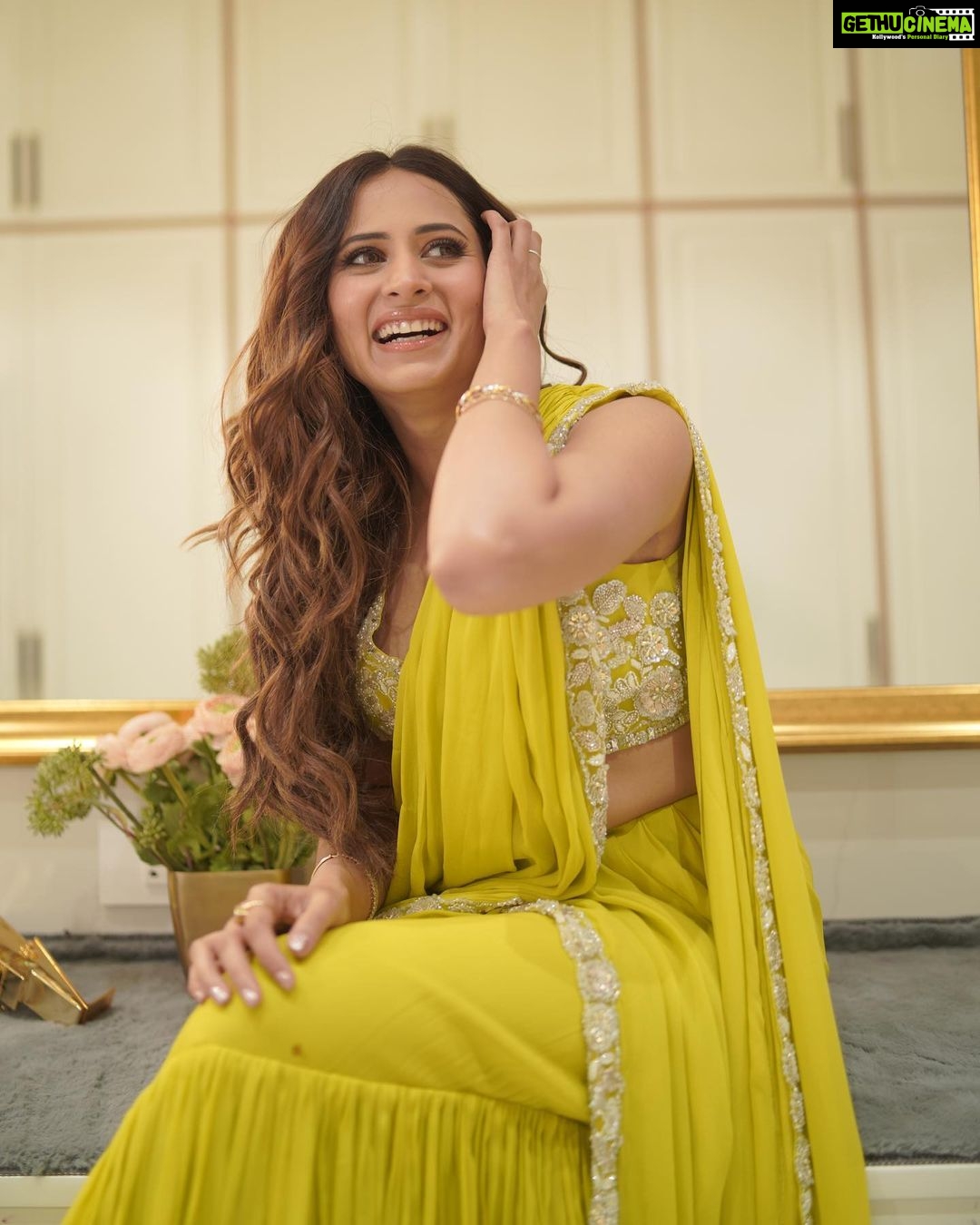 Sargun Mehta Instagram - Nigah marda ayi ve mera _ _ _ _ gawacha❤️ Fill karo zara toh blanks 👻 #17thmarch In THEATRES NEAR YOU Wearing - @anushkaabajaj Earrings - @balkishanjewellers Styled by - @d_devraj Photo - @daasmediaworks