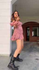 Sargun Mehta Instagram - HOOK STEP TUTORIAL WALI reel .. Scarlett teaching you her moves on #rogmerayaar #nigahmardaayive just n 17th march in theatres near you . #sargunmehta #gurnambhullar #dance #hookstep #hookstepchallenge #punjabisongs #punjabifilms
