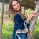 Sargun Mehta Instagram - 17th march Nu ❤️❤️ pyaar hi pyaar #nigahmardaayive #17thmarch2023 #sargunmehta #gurnambhullar #mallomalli @gurnambhullarofficial @diamondstarworldwide