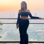 Sargun Mehta Instagram - Ghar do kaddi de naalon zehri BALIYE 🦋