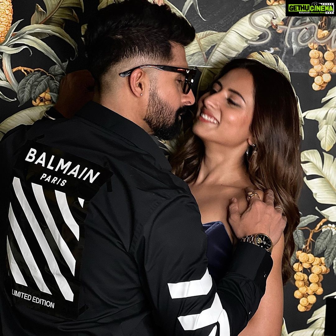 Sargun Mehta Instagram - Do u also crack up 😅when u look at your partner ‘romantically’ ?