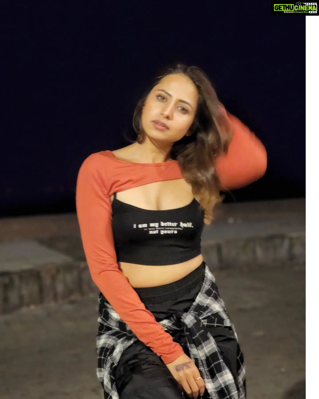 Sargun Mehta Instagram - Blurred photos and happy days 😄😄