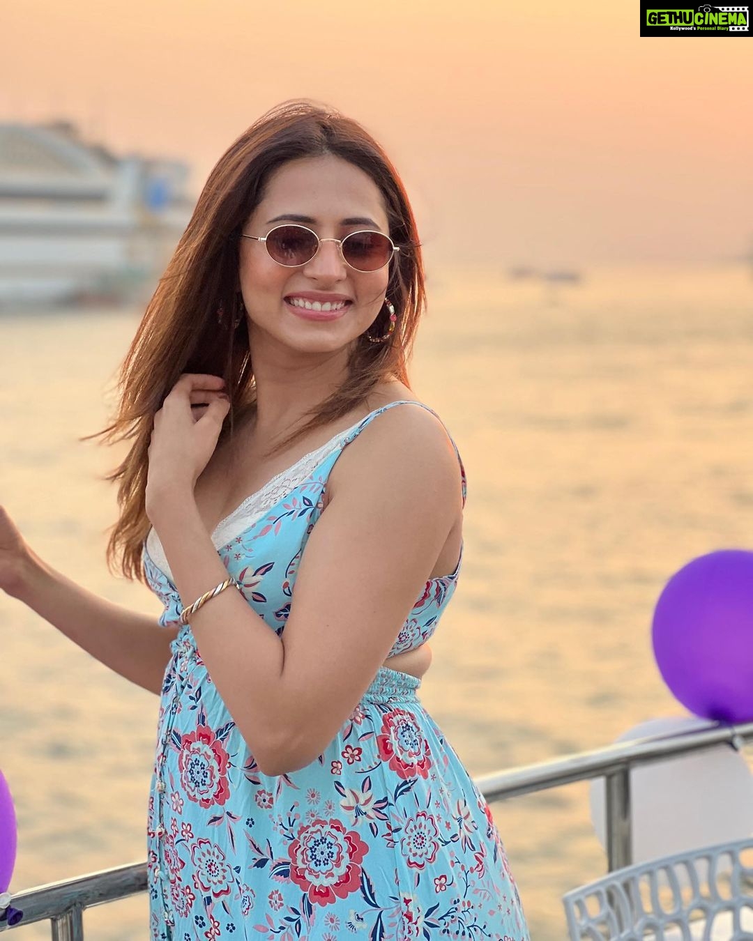 Sargun Mehta Instagram - Sunsets and love 💕