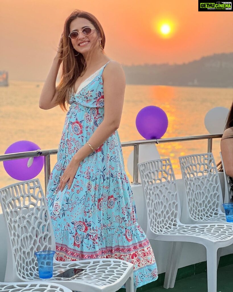 Sargun Mehta Instagram - Sunsets and love 💕