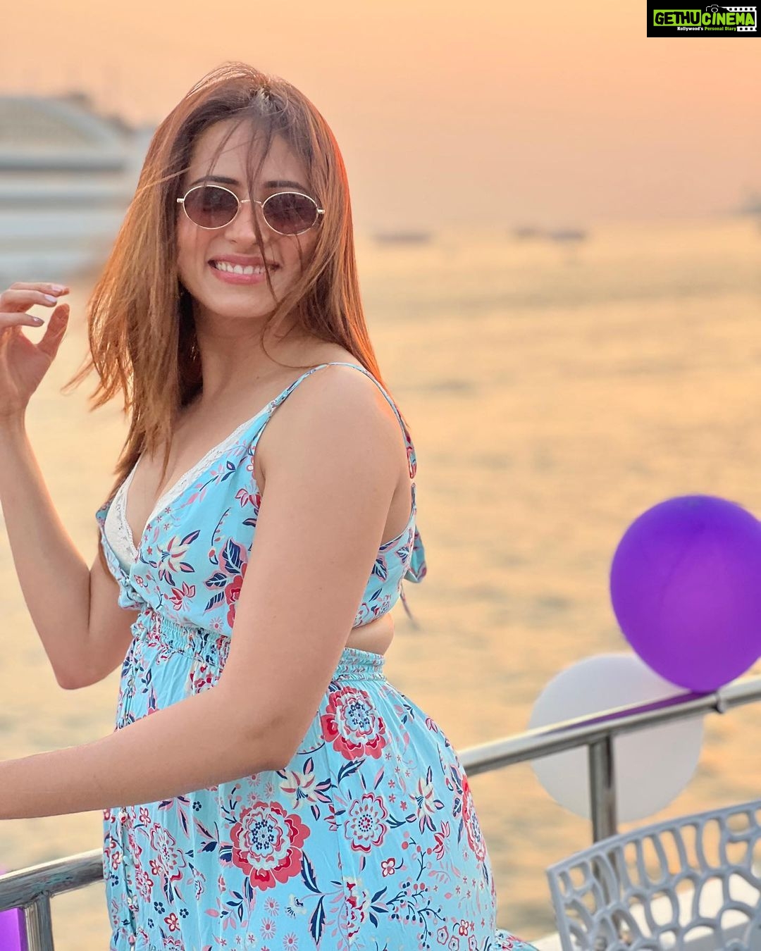 Sargun Mehta Instagram - Sunsets and love 💕