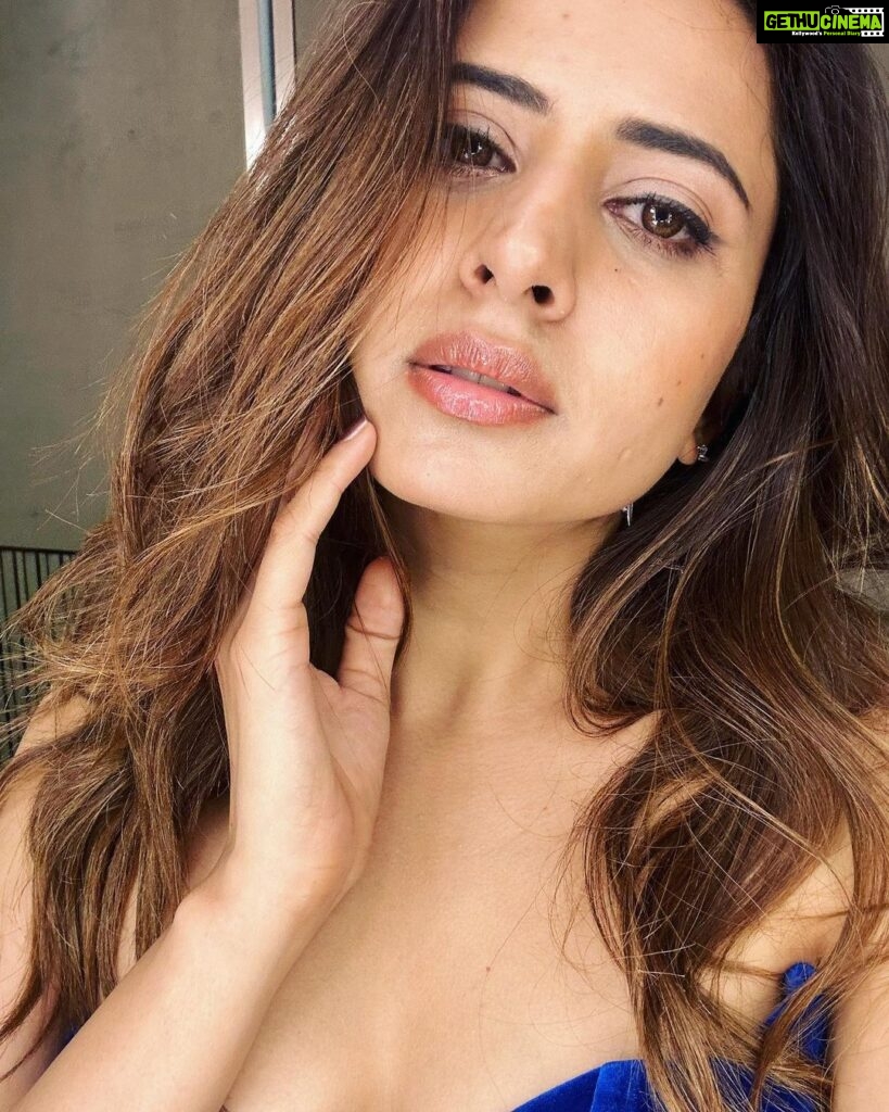 Sargun Mehta Instagram - Make up skills pro max 🙈