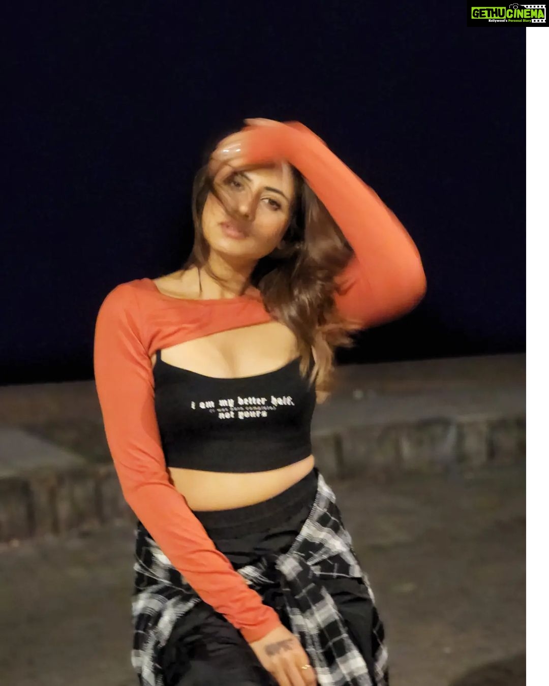 Sargun Mehta Instagram - Blurred photos and happy days 😄😄