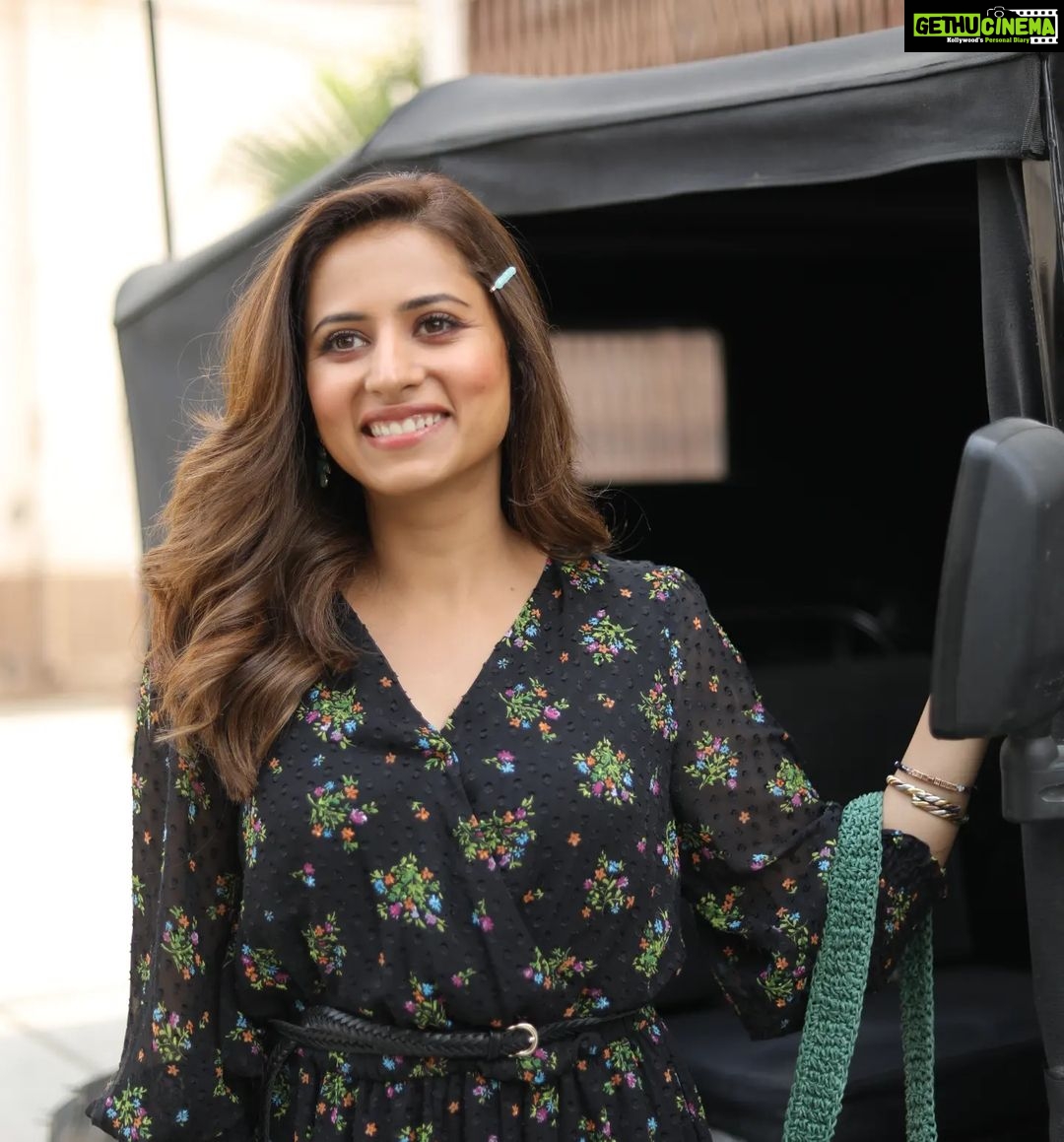 Sargun Mehta Instagram - Pyaar te bohot saara pyaar ..🙏 Thank you #QISMAT2 di saari team nu 💙