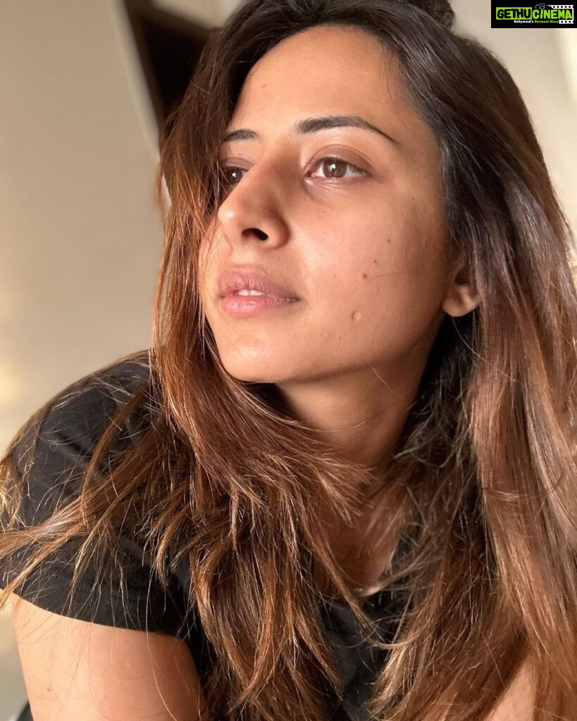 Sargun Mehta Instagram - No make up ,no filter .. just me wala din and 😀