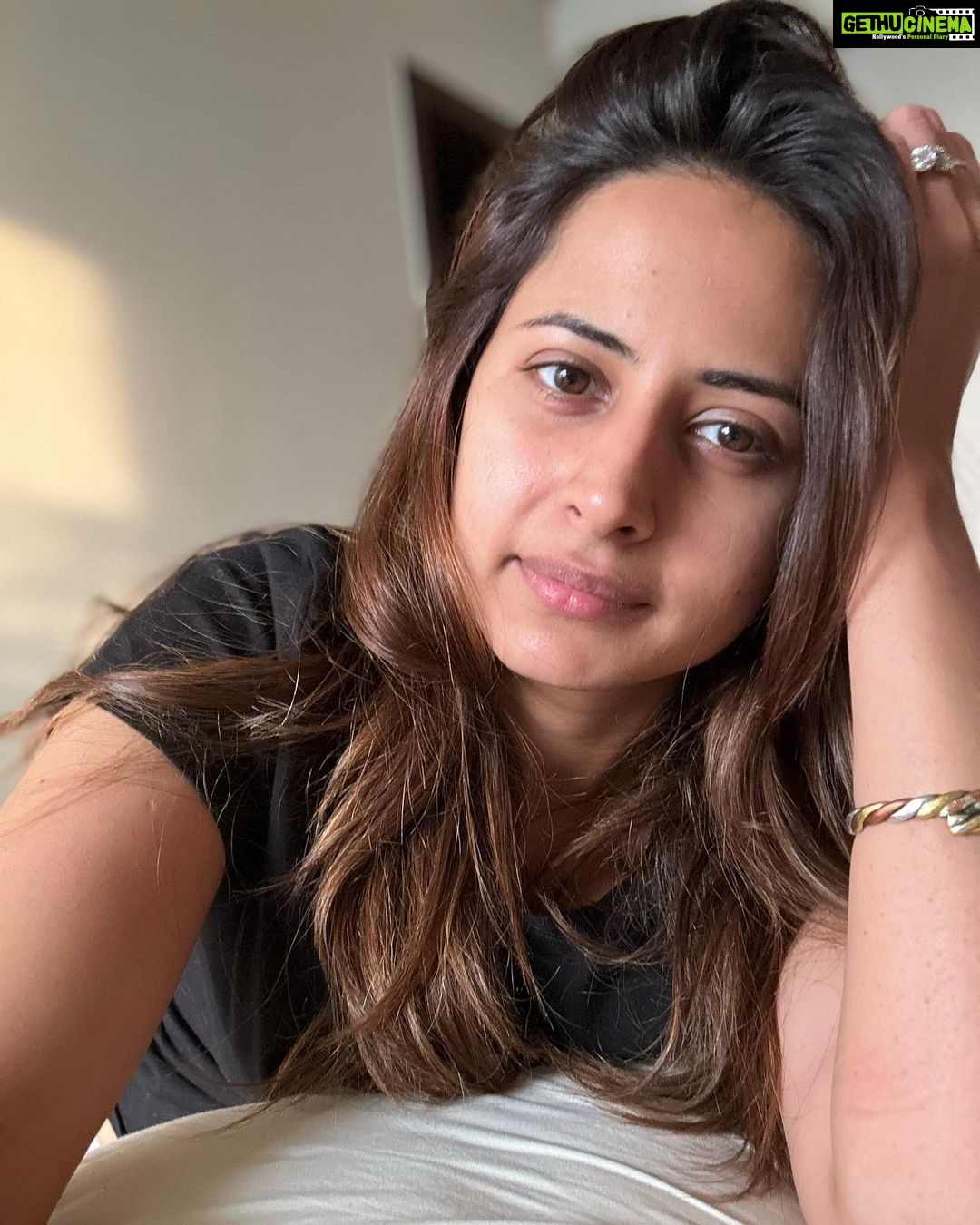 Sargun Mehta Instagram - No make up ,no filter .. just me wala din and 😀