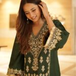 Sargun Mehta Instagram - "Inn aankhon ki masti ke, mastane hazaaron hai" If you were to dedicate me a song .. what would it be ?😎 Wearing @angadsingh.official