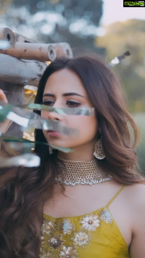 Sargun Mehta Instagram - Nigah marda ayi ve ❤️❤️ 17th March IN THEATRES NEAR YOU Outfit - @monaandvishu Neckpiece- @sachdeva.ritika Earrings - @zariinjewelry Styled by - @devs213 @krutikaa_sharma Shot by - @daasmediaworks #nigahmardaayive #17thmarch #sargunmehta #gurnaambhullar