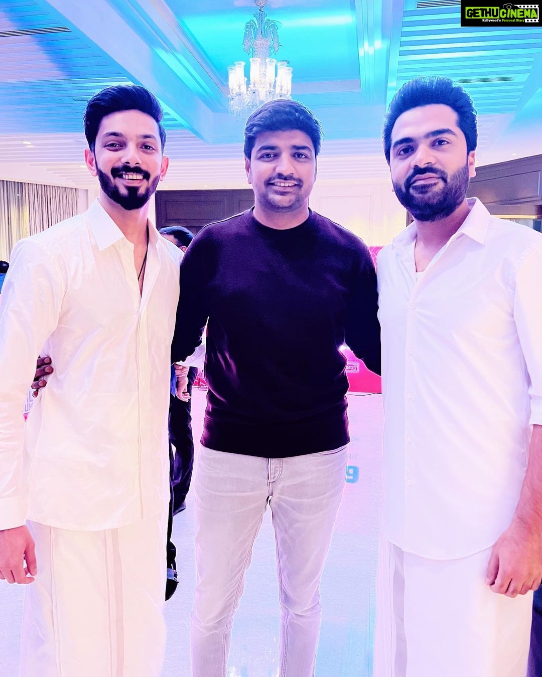 Sathish - 71.7K Likes - With my darling bros 😍😍 @silambarasantrofficial @anirudhofficial 🤗😍🤗 #KaathuVaakulaRenduNatpu
@ahatamil