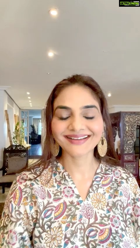 Sathish Instagram - Thank u so much to our 90s kids favourite @madhoo_rockstar mam for ur love and support towards #naaisekar πππ and the answer is... kadaisi varai Cinema la irukkanum, Nalla peroda irukkanum like #Sathyaraj sir ππππ