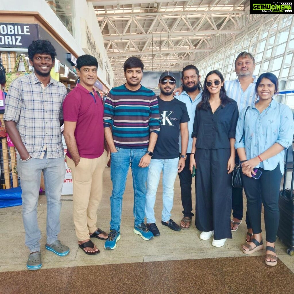 Sathish Instagram - #vithaikkaaran The G.O.A.T Team on the way to Coimbatore for next schedule ❤❤ @venkithechamp @kvijay_pandi @whitecarpetfilms @simranguptaofficial @actor_chaams @yuva__karthick