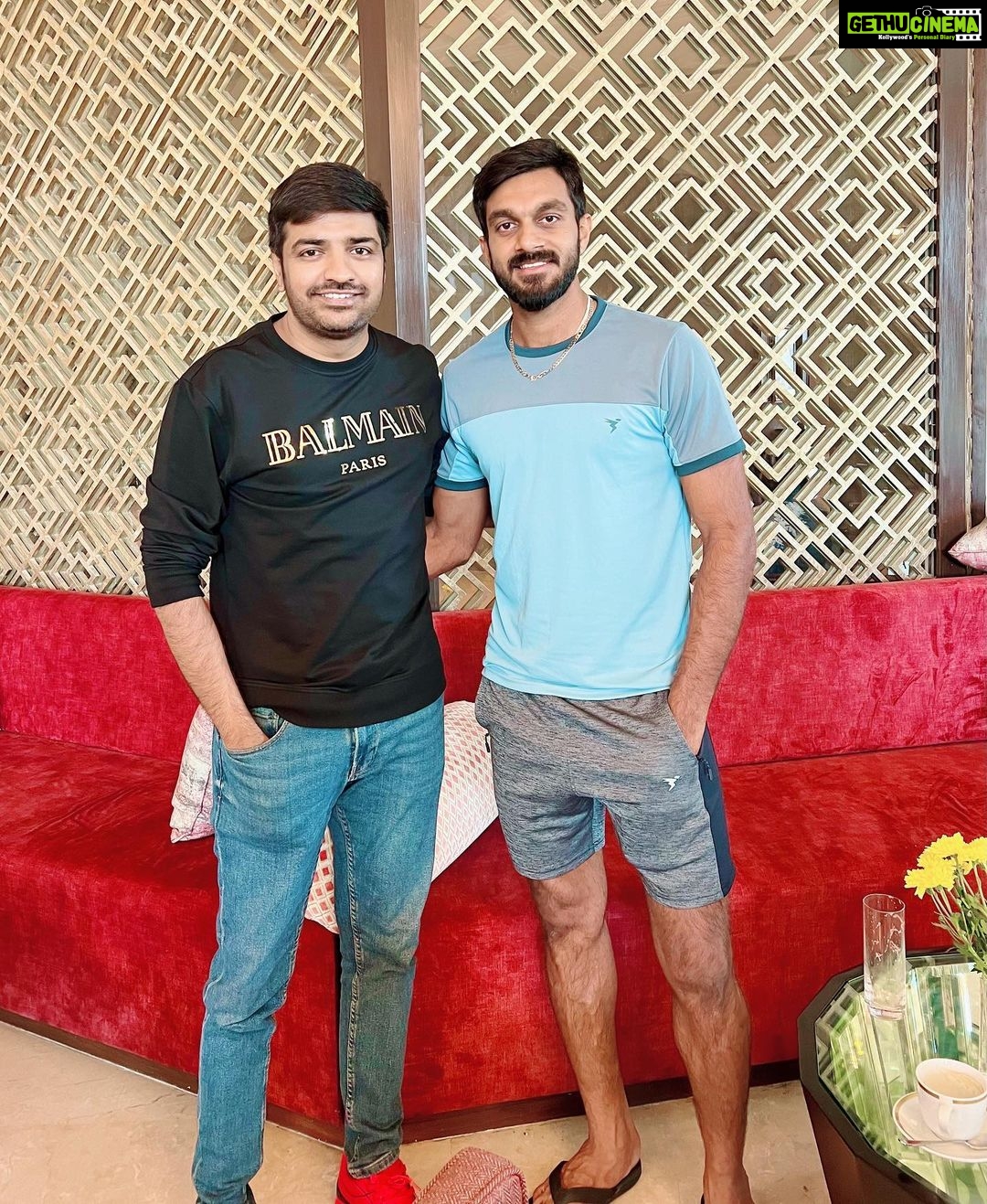 Sathish - 73.9K Likes - Nice time with u Guys 😍 @vijay_41 bro & @davidmillersa12 🤗❤️🤗