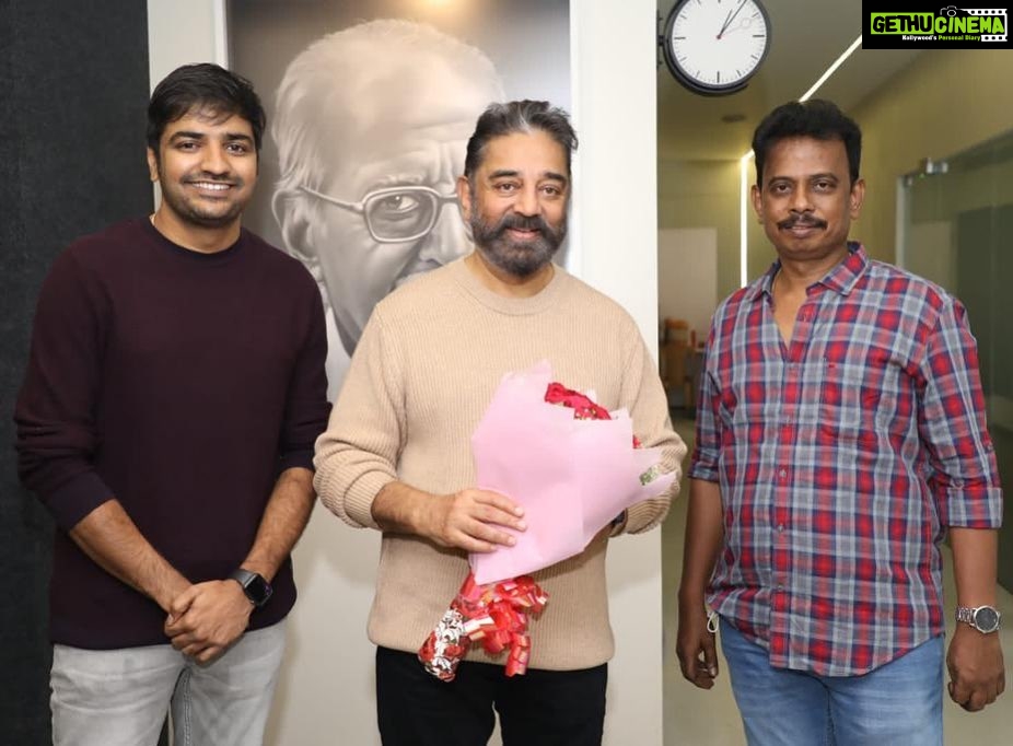 Sathish Instagram - Happy birthday to our #Ulaganayagan @ikamalhaasan sir. Have a great year with lots of success 🤗🙏🏻🤗 Hearty wishes from #NaaiSekar Team 🙏🏻🙏🏻 @agsentertainment @agscinemas @venkat.manickam