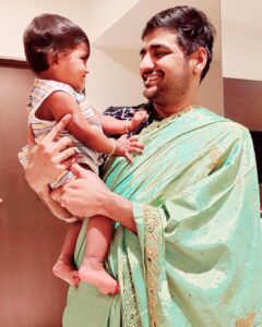 Sathish Instagram - அம்மா வெளியே சென்றிருக்கும் போது தூங்கிக் கொண்டிருந்த குழந்தை எழுந்து அம்மா வேண்டும் என்று அடம் பிடிக்கும் போதெல்லாம்..... 😍😍
இனிமே கேப்ப.... 😜😜