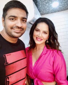 Sathish Instagram - @sunnyleone is one of the nicest person I have come across in this industry, great actor and a superb dancer. It was absolute pleasure working with such an actor. Awesome human being 😍🤗😍 
#OhMyGhost 
#OMG