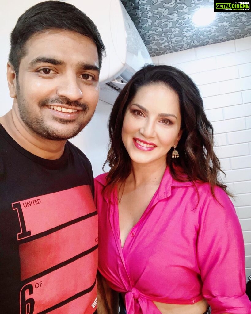 Sathish Instagram - @sunnyleone is one of the nicest person I have come across in this industry, great actor and a superb dancer. It was absolute pleasure working with such an actor. Awesome human being 😍🤗😍 #OhMyGhost #OMG