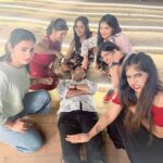 Sathish Instagram - அதிகாலை 5 மணிக்கு அசந்து தூங்கினது ஒரு குத்தமாய்யா 🤨🫢😠 #shootingspot #freetime #nightshoot #ruggedgirls @vjpaaru