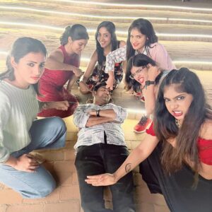 Sathish Instagram - அதிகாலை 5 மணிக்கு அசந்து தூங்கினது ஒரு குத்தமாய்யா 🤨🫢😠 #shootingspot #freetime #nightshoot #ruggedgirls @vjpaaru