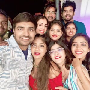 Sathish Instagram - அதிகாலை 5 மணிக்கு அசந்து தூங்கினது ஒரு குத்தமாய்யா 🤨🫢😠 #shootingspot #freetime #nightshoot #ruggedgirls @vjpaaru