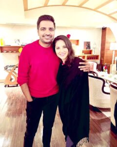 Sathish Instagram - Such a wonderful soul @sunnyleone 🤗😍🤗Welcome to Thamizh cinema #ohmyghost ❤️❤️❤️