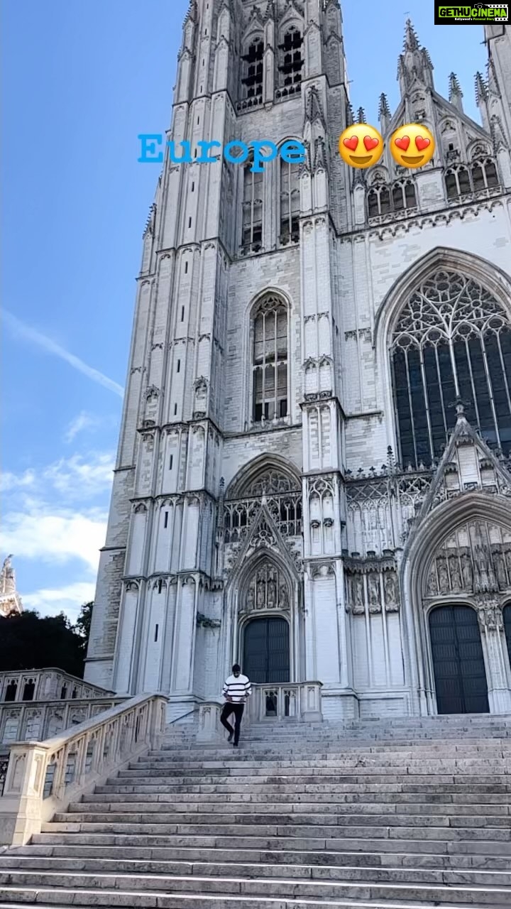 Sathish Instagram - Thank u so much for ur love Paris Thamizh Sondhangale…. 😍😘 Love u always 😘😘 And thanks for the video and edit @aishwaryarajessh 🥰