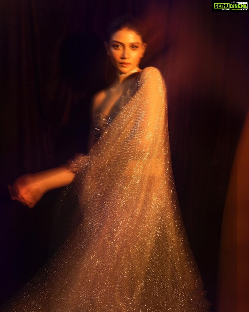 Sauraseni Maitra Instagram - Gold-dust 💫✨ #fin #gold #golddust #premierenight #starrynight