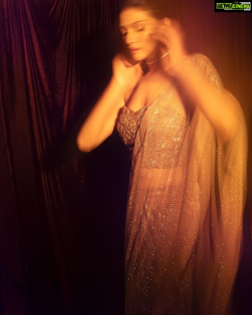 Sauraseni Maitra Instagram - Gold Dust 💫✨ #outtakes #bts All my love to the #glamsquad Photographed by @saswata_raha Makeup and hair by @sahababusona Styled by @stylebysumit Wardrobe by @rangoliindia @youveindia Thank you @nikhiljainoffcl Accessories by @houseofshikha