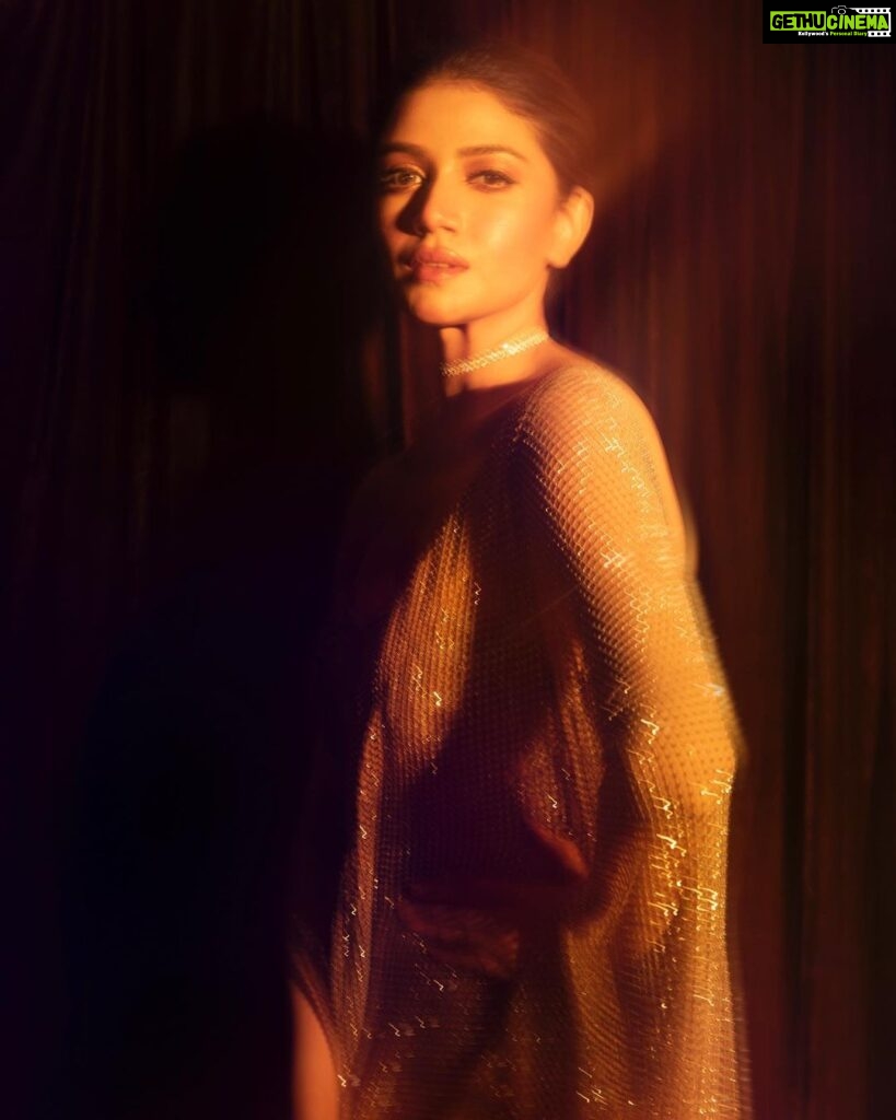 Sauraseni Maitra Instagram - Gold Dust 💫✨ #outtakes #bts All my love to the #glamsquad Photographed by @saswata_raha Makeup and hair by @sahababusona Styled by @stylebysumit Wardrobe by @rangoliindia @youveindia Thank you @nikhiljainoffcl Accessories by @houseofshikha