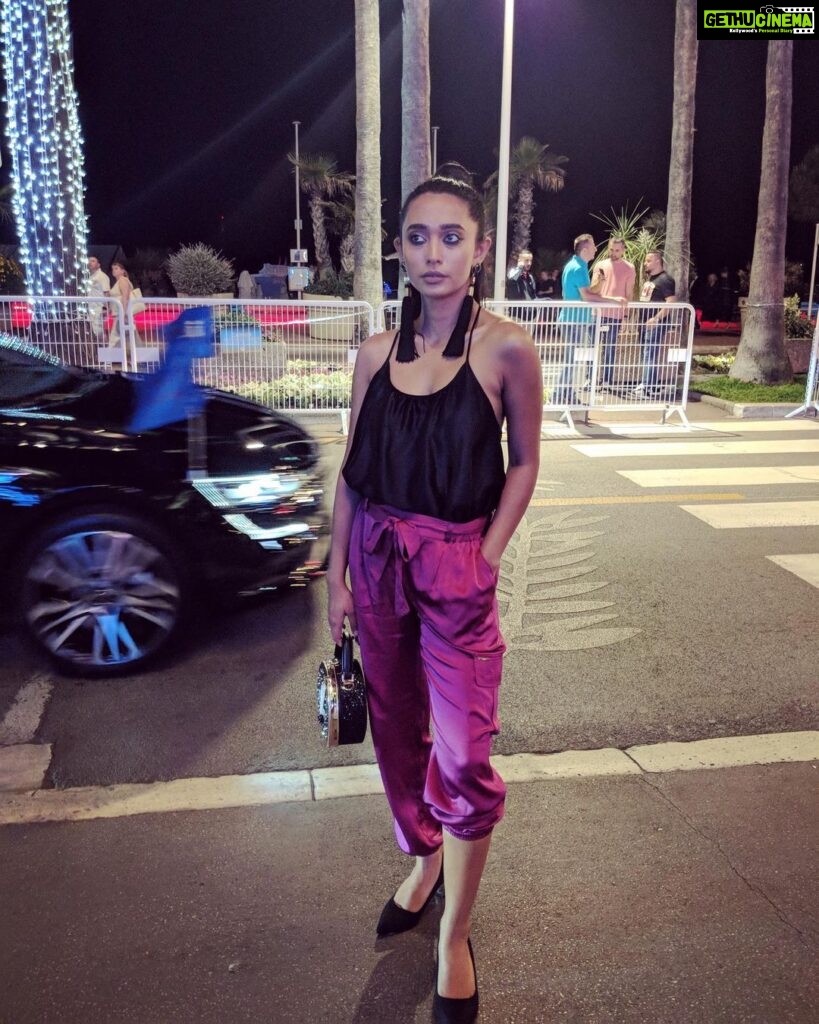 Sayani Gupta Instagram - #cannes throwback @festivaldecannes 2018 🖤 Cannes Cote d'Azur - Palais du Festival