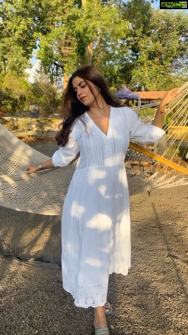 Sayantani Ghosh Instagram - 🌸Main teri pakki maashooqa ... @anugrah0070 . #reels #trendingreels #trend #trending #reeloftheday #love #instalike #sayantanighosh ❤️