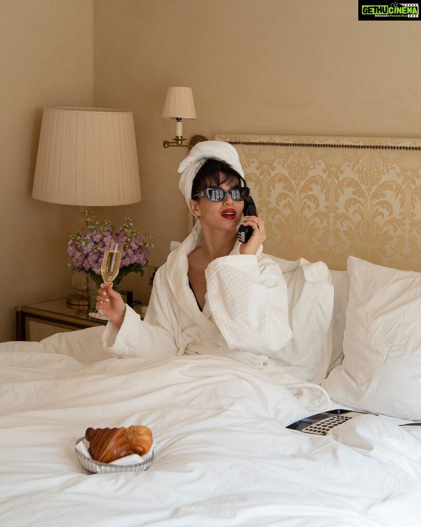 Scarlett Mellish Wilson Instagram - Living the suite life .. @fslondon .. 📸 @bylarys #luxurylifestyle #luxuryhotels #fourseasons #fourseasonsresort #fourseasonslondon #contentcreator #model #scarlettwilson London, United Kingdom
