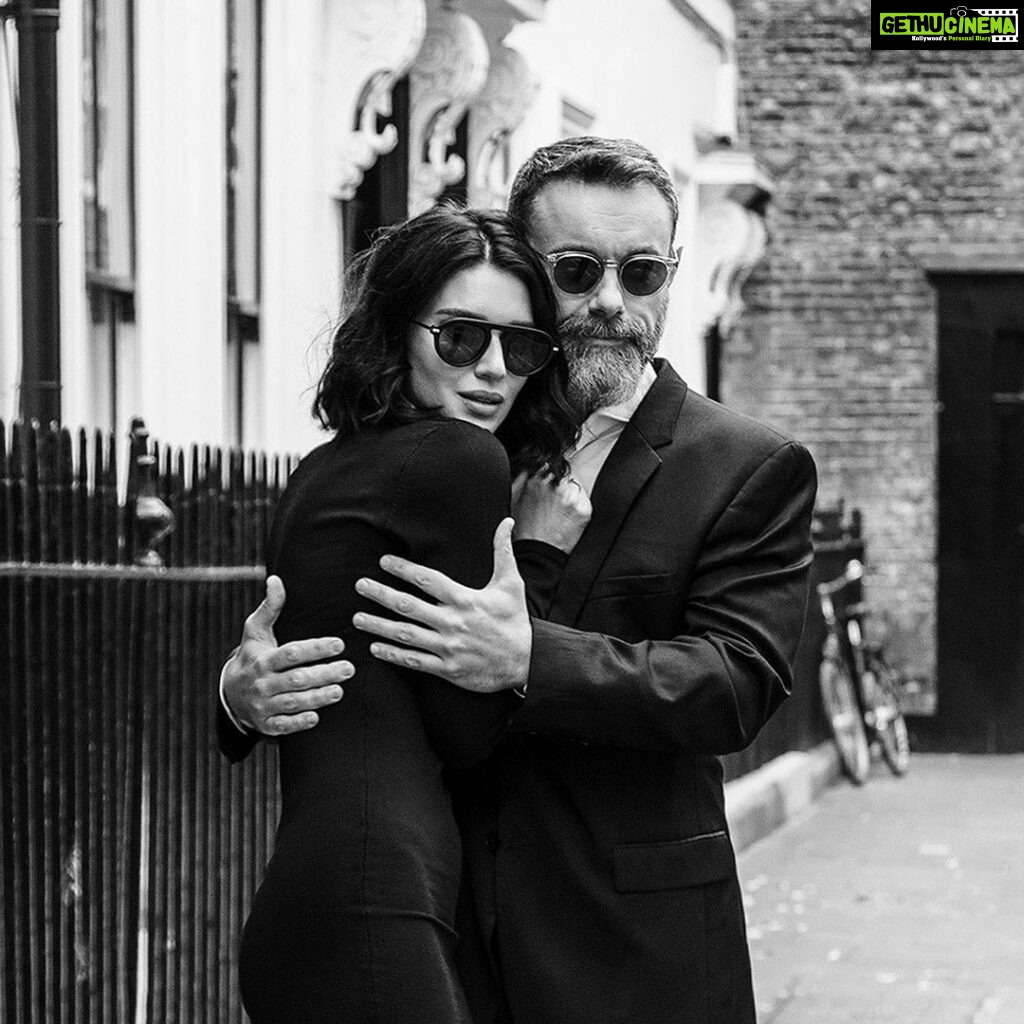 Scarlett Mellish Wilson Instagram - Forever keeping me warm in style ! @amirtabrizi @ed.scarlett.soho Posted @withregram • @ed.scarlett.soho Don't worry - you are in safe hands with Ed Scarlett. The sun is on its way, and our new collection of sunglasses will protect you from harm. @scarlettwilsonofficial wears "Carnaby' frames in Matt Black and @amirtabrizi wears "Soho" frames in Champagne. Photo: @simon_clemenger_photography #edscarlettlondon #sohoglasses #sunglasses #eyewear #eyewearfashion #sohostyling