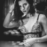 Scarlett Mellish Wilson Instagram - “Looking at you looking at me” DAY 4 with @corygoldbergphotography #experimental #abstractart #abstractphotography #abstractphoto #abstractphotoart #abstract #ethereal #etherealaesthetic #ethereal_moods #lightpainting #lightpaintingphotography #lightpaintingart #nudemodeldrawing #nudestyle #timeexposure #timeexposurephotography #paintingwithlight #canonphotography #scarlettwilson #londonmodel Goa India