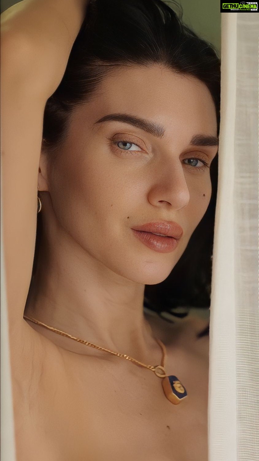 Scarlett Mellish Wilson Instagram - Get ready with me ! Using my favourite skin care @alumiermduk for my ultimate skin care routine ! Alumier works individually to cater for your skin ! @rachelstaggsaesthetics can work with your skin type to give you the best advise on what products will work for you ! #alumieruk #alumiermduk #alumierskincare #alumiermdglowpeel #skincareroutine #beautytips #beautyblogger #contentcreator #beautyreelsalenapo