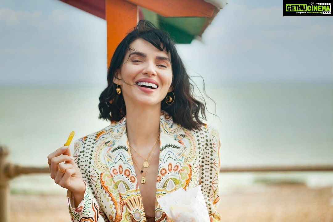 Scarlett Mellish Wilson Instagram - Sunshine , chips and smiling for another year on planet earth !! Thankyou for all my birthday wishes .. and most importantly to my mumma for giving me the most precious gift of life ! I miss you ❤️ @christinrangerjewellery 📷 @scarlettwarrick London, United Kingdom