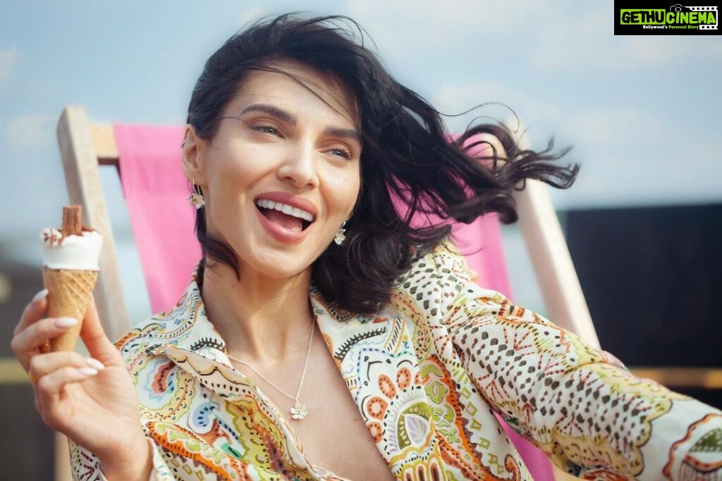 Scarlett Mellish Wilson Instagram - Sunshine , chips and smiling for another year on planet earth !! Thankyou for all my birthday wishes .. and most importantly to my mumma for giving me the most precious gift of life ! I miss you ❤ @christinrangerjewellery 📷 @scarlettwarrick London, United Kingdom