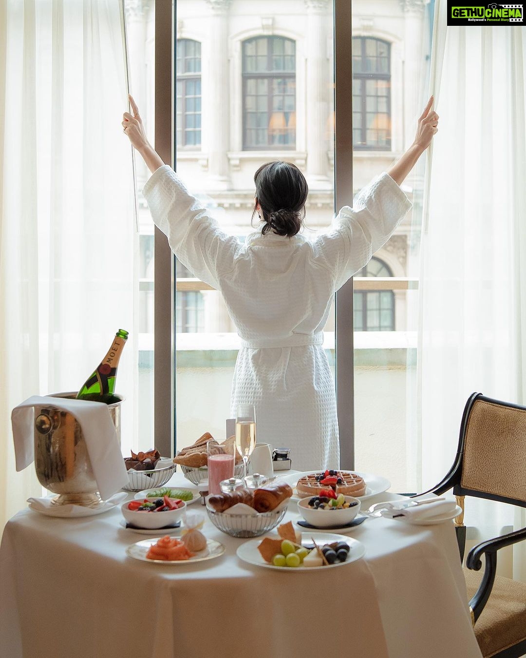 Scarlett Mellish Wilson Instagram - Living the suite life .. @fslondon .. 📸 @bylarys #luxurylifestyle #luxuryhotels #fourseasons #fourseasonsresort #fourseasonslondon #contentcreator #model #scarlettwilson London, United Kingdom