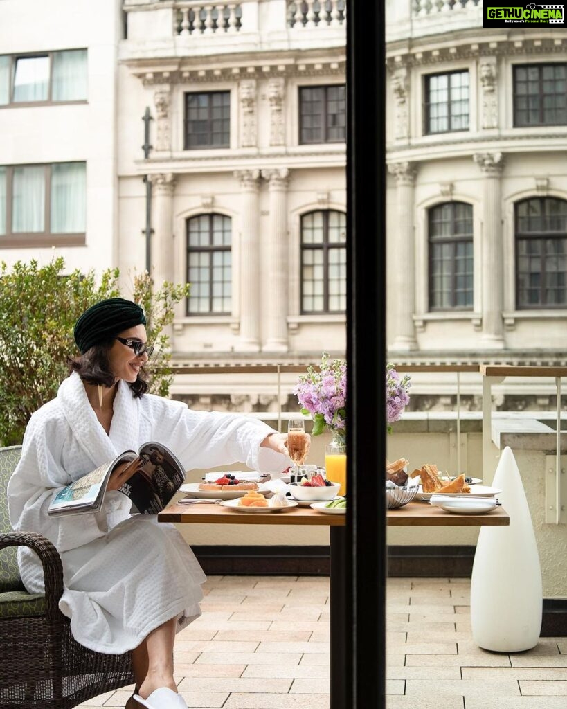 Scarlett Mellish Wilson Instagram - Living the suite life .. @fslondon .. 📸 @bylarys #luxurylifestyle #luxuryhotels #fourseasons #fourseasonsresort #fourseasonslondon #contentcreator #model #scarlettwilson London, United Kingdom