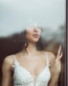 Scarlett Mellish Wilson Instagram - Prepping for our pretend wedding part 1! @scarlettwarrick it is such a joy to create with you! Thank you for trusting me as your canvas .❤️

Wedding dress by @thebridalboutiquehastings 
Thankyou @allevenbeauty for getting me skin ready ! 
And @alumiermduk skin care ready ! X 

 #hastingsweddingphotographer #eastsussexweddingvideography #model #bridalshoot #bridalmodel #weddingphotography #weddingdress #artist