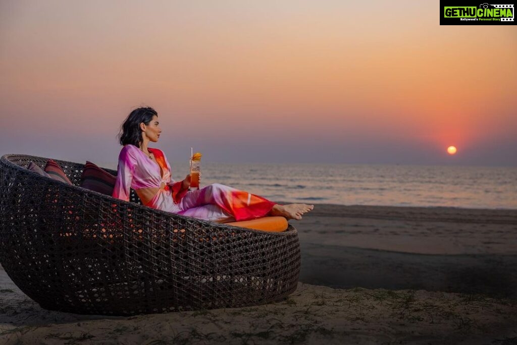 Scarlett Mellish Wilson Instagram - Top sunsets in the world … @itcgrandgoa beach is one of my favourites! Already dreaming of being back in Goa … 📸 @corygoldbergphotography