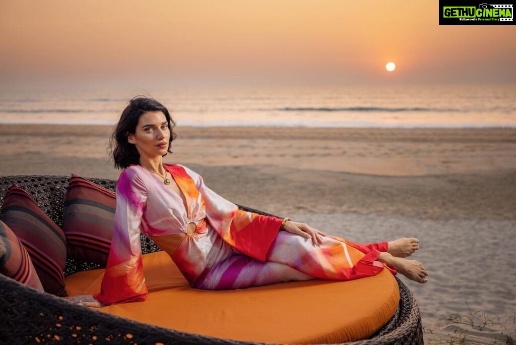 Scarlett Mellish Wilson Instagram - Top sunsets in the world … @itcgrandgoa beach is one of my favourites! Already dreaming of being back in Goa … 📸 @corygoldbergphotography