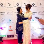 Seerat Kapoor Instagram - When you have absolutely no clue, you’re about to be cued by family! 💕 You’re an inspiration bua @pujankapursharma couldn’t be happier to have united with you like this. Thank you for uplifting and elevating our show! 😘 For @teach_for_change with Shaadi by Marriott Presented by @theantoraofficial Powered by @ftvsalon.banjarahills.hyd Co powered by @argentumartshyderabad Outfits: @varunchakkilam Jewellery: @hiyajewellers Footwear: @rapport_shoes Makeup: Team @sachindakoji @sachindakoji_pro @sahibasam1 Styled by @officialanahita Photography: @shreyansdungarwal Co hosted by @westinhyderabad Sponsored by @aryanajevents Ground Transport: @mercedesbenzsilverstar Decor: @minttusarna #teachforchange2023 #shaadibymarriott