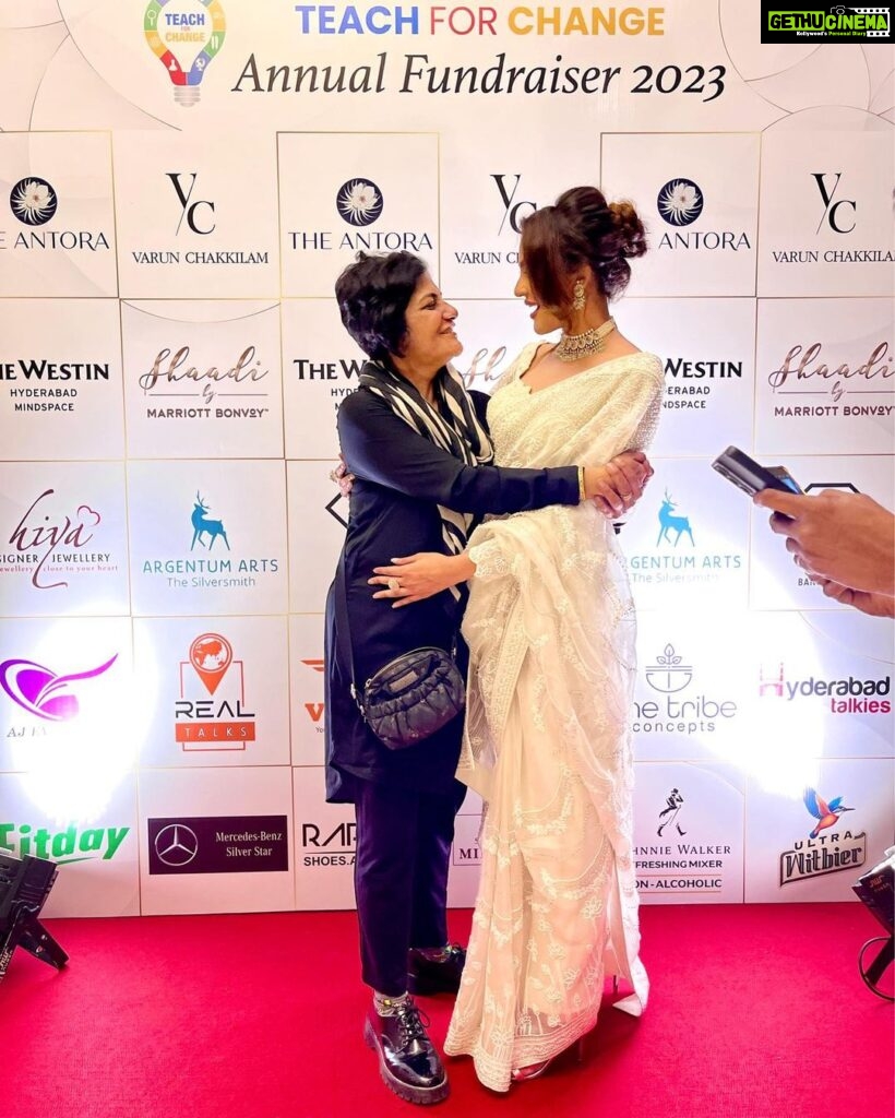 Seerat Kapoor Instagram - When you have absolutely no clue, you’re about to be cued by family! 💕 You’re an inspiration bua @pujankapursharma couldn’t be happier to have united with you like this. Thank you for uplifting and elevating our show! 😘 For @teach_for_change with Shaadi by Marriott Presented by @theantoraofficial Powered by @ftvsalon.banjarahills.hyd Co powered by @argentumartshyderabad Outfits: @varunchakkilam Jewellery: @hiyajewellers Footwear: @rapport_shoes Makeup: Team @sachindakoji @sachindakoji_pro @sahibasam1 Styled by @officialanahita Photography: @shreyansdungarwal Co hosted by @westinhyderabad Sponsored by @aryanajevents Ground Transport: @mercedesbenzsilverstar Decor: @minttusarna #teachforchange2023 #shaadibymarriott
